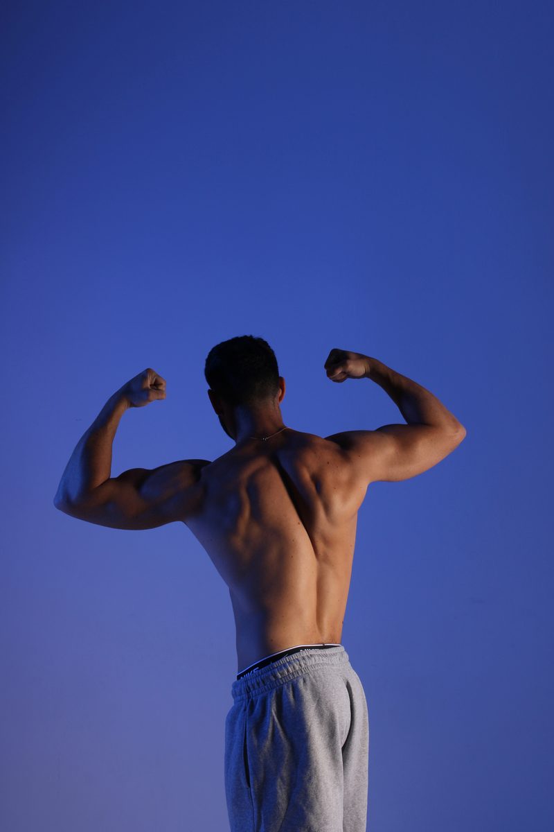 Iván de espaldas marcando la musculatura de la espalda