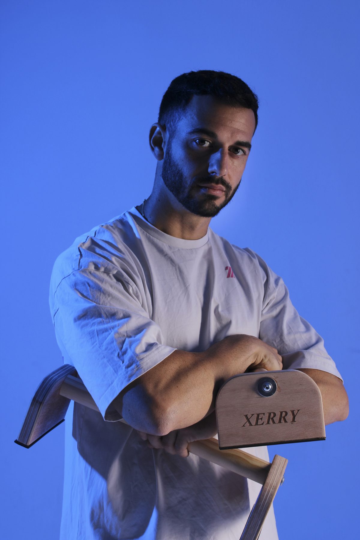 Retrato de Iván apoyado en unas paralelas de madera